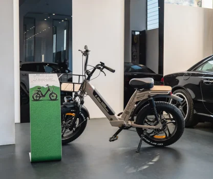 Carrozzeria SENESI offre biciclette elettriche come veicoli di cortesia per i clienti in attesa di riparazione, per una mobilità eco-friendly.